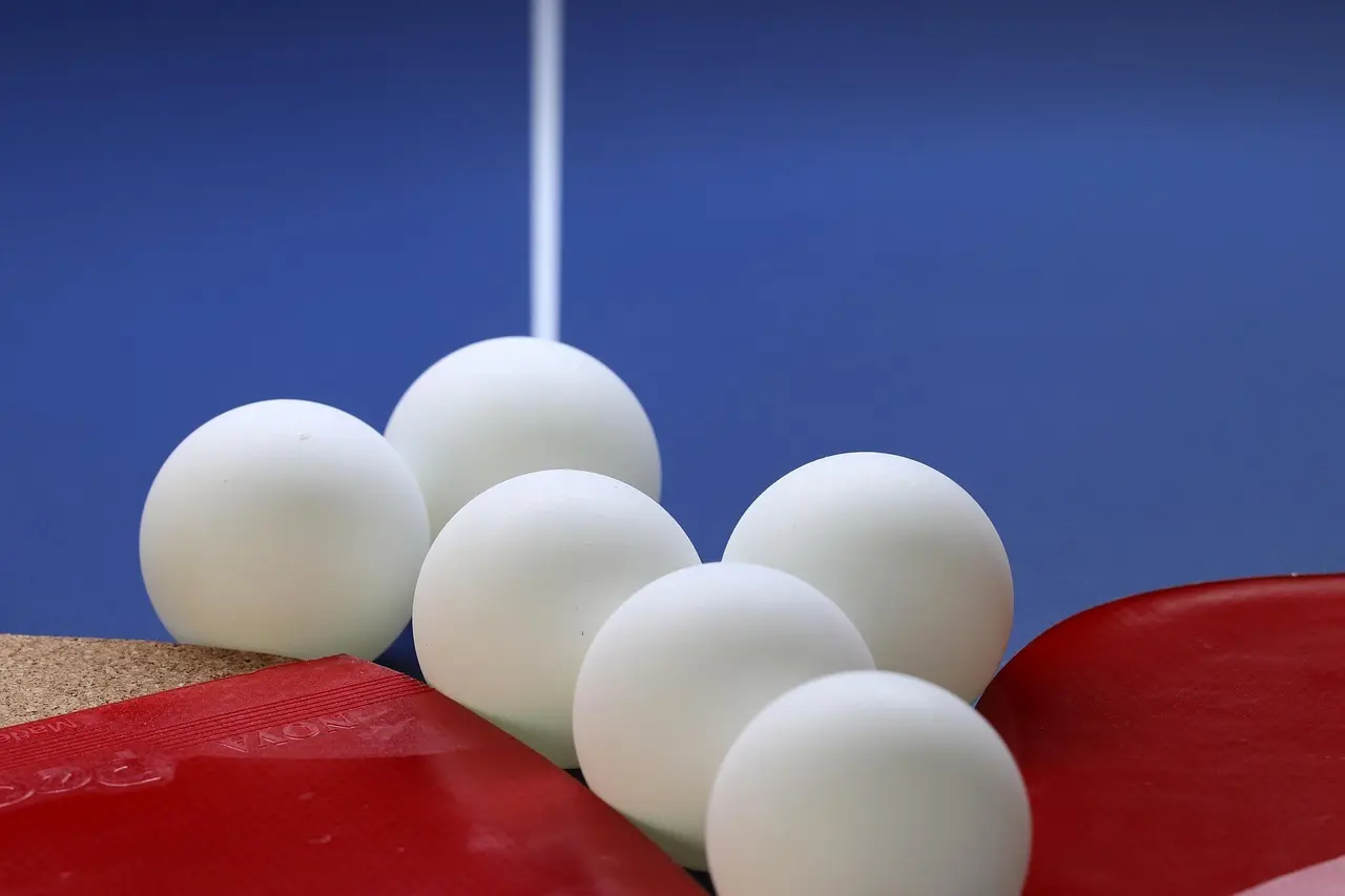 Bordtennisbolde og bat på et bordtennisbord