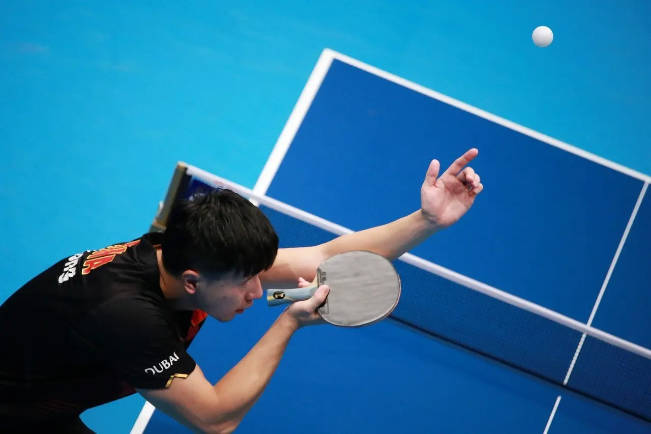 Bordtennisspiller der serverer