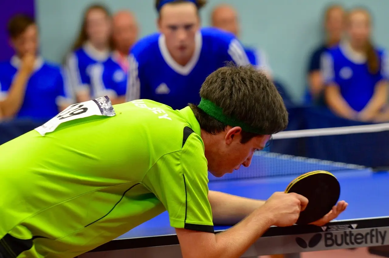 Bordtennisspiller forbereder serv